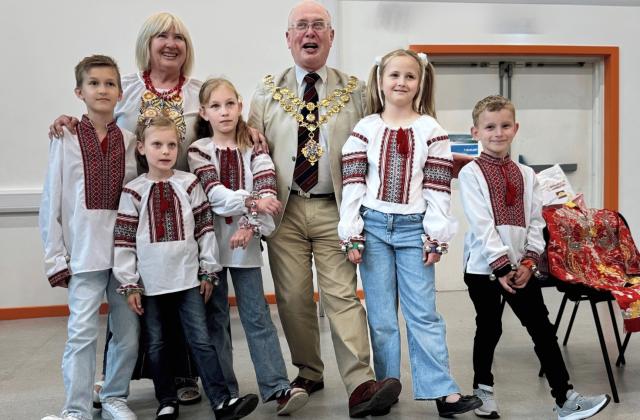 thumbnail_allah mihai and ukrainian children dance group with Hereford Mayor